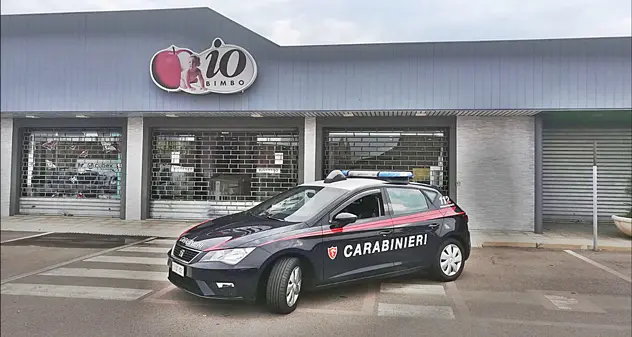 Carabinieri, attentato incendiario al punto vendita “Io Bimbo”: è caccia ai piromani