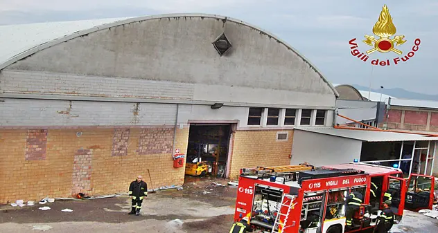 Fiamme nel deposito “Io Bimbo”, paura in viale Elmas