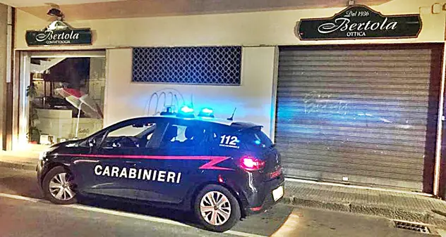 Ladro di occhiali inseguito dai clienti: 28enne finisce nei guai