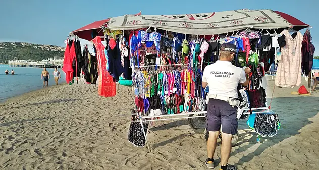 Lotta all’abusivismo in spiaggia: maxi multa per un commerciante irregolare