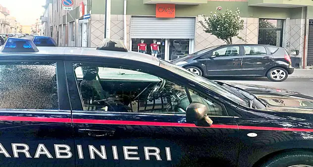 Furto da Ovs Kids, i ladri portano via il registratore di cassa: indagano i Carabinieri