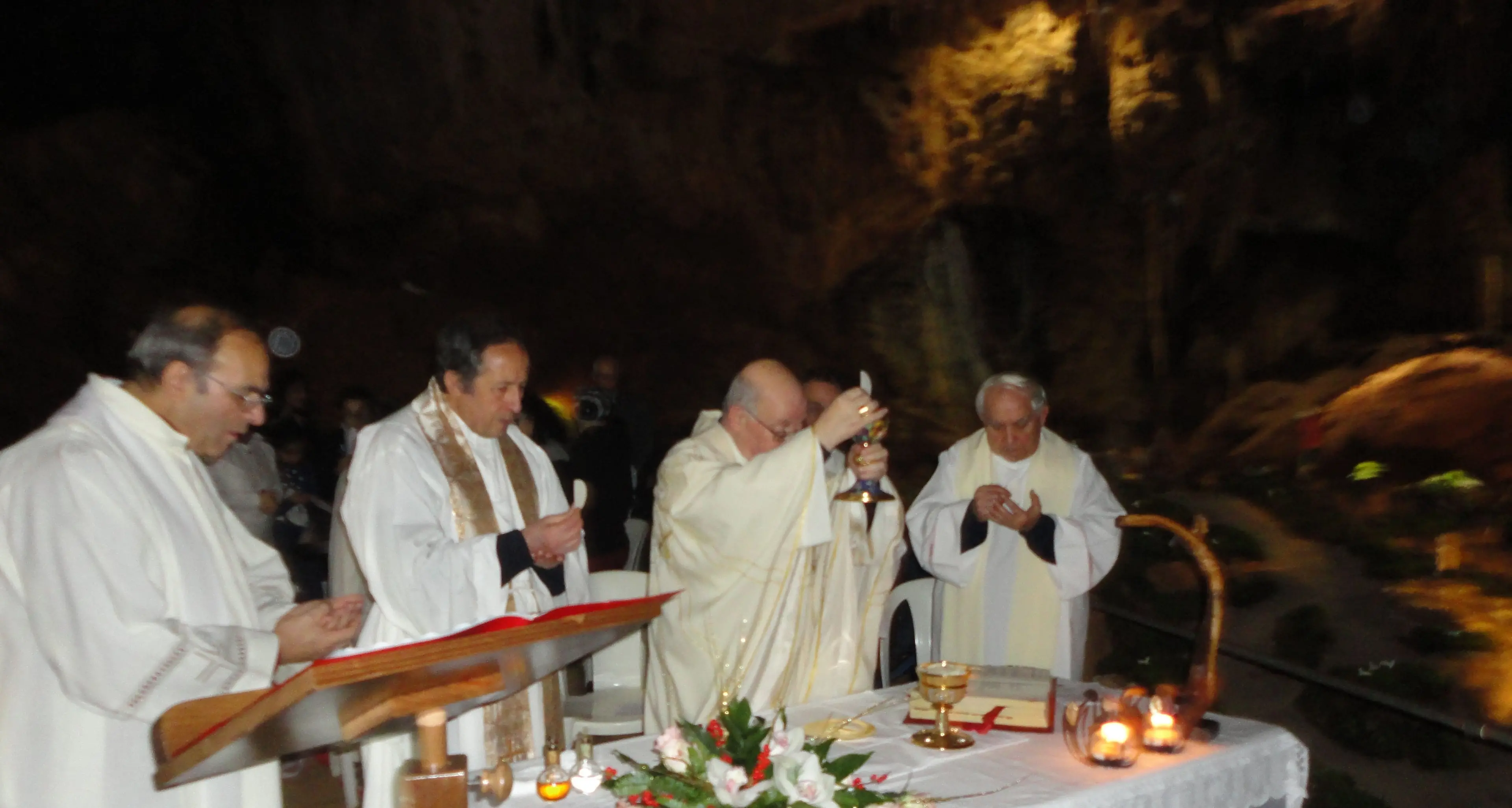 Santadi. Santa Messa nella grotta di Is Zuddas