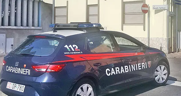 Colpi di pistola contro la finestra di un pensionato: è caccia ai due balordi