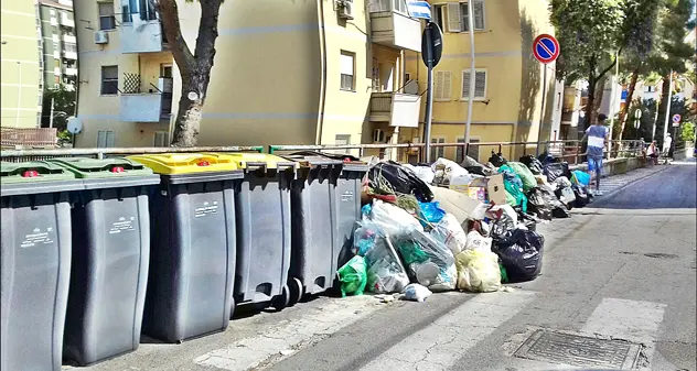 Via Seruci, la vergognosa pattumiera di rifiuti sulla strada: \"La differenziata non è di casa\"