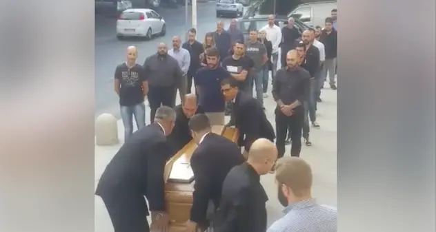 Saluto romano al funerale del professore Todini. IL VIDEO