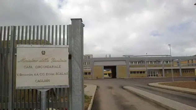 Leonardo Pavoletti in visita al carcere di Uta: \"Lo sport ti aiUta\" riparte con entusiasmo