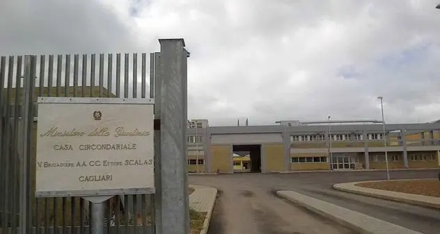 Leonardo Pavoletti in visita al carcere di Uta: \"Lo sport ti aiUta\" riparte con entusiasmo