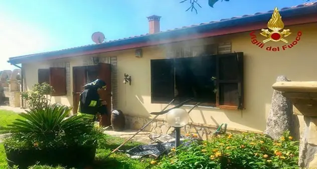 Incendio nella camera da letto di una villa, panico a Flumini