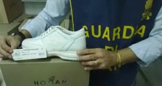 La Guardia di Finanza di Roma consegna agli alluvionati 2000 paia di scarpe \"Hogan\"