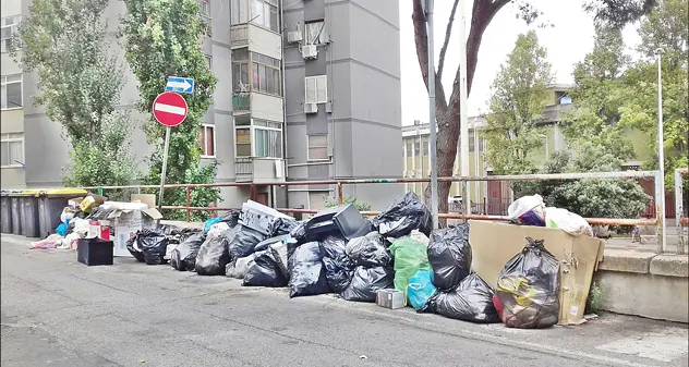 Strade invase da montagne di rifiuti: San Michele e Is Mirrionis, regno degli incivili