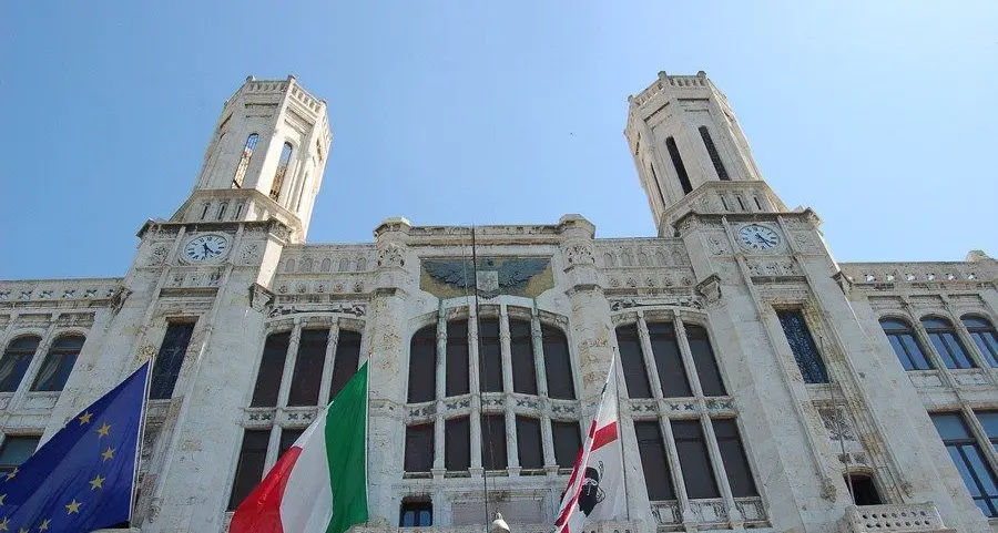 Cagliari: disoccupato minaccia di darsi fuoco nel Palazzo del Comune