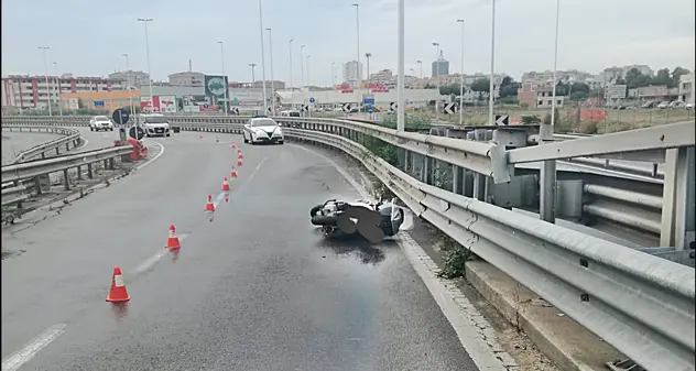 Scivola sul’asfalto viscido dell’asse mediano e si schianta sul guardrail: ferito 26enne