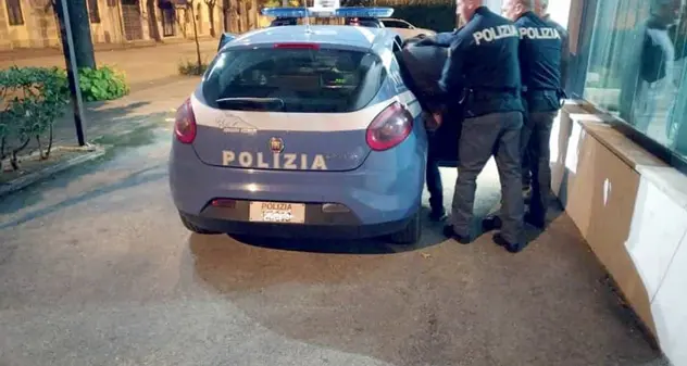 Migrante aggredisce un agente di polizia: è allarme in via Venturi