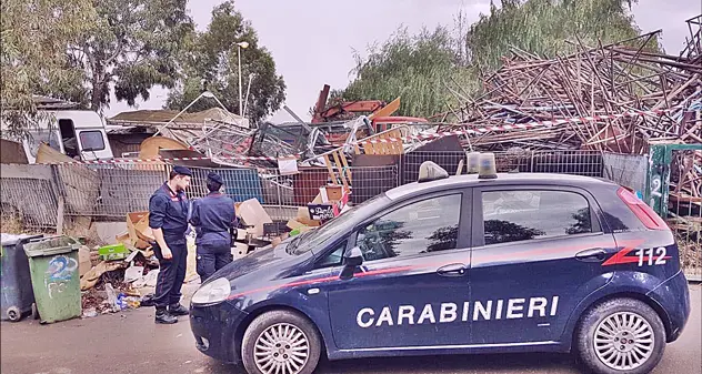 Al campo nomadi una discarica di rifiuti pericolosi: sul posto i Carabinieri