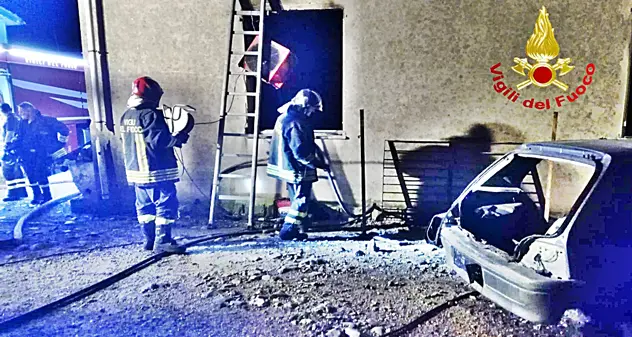 Fiamme in un casolare abbandonato, sul posto i Vigili del Fuoco