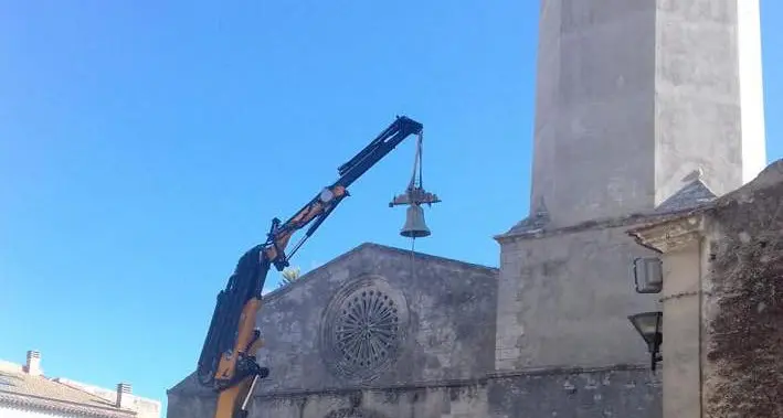 Rimossa la campana pericolante. Soletta: «La prossima settimana il progetto preliminare per la messa in sicurezza del campanile»