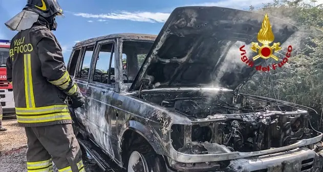 Bonarcado. Auto in fiamme completamente distrutta, intervento dei pompieri