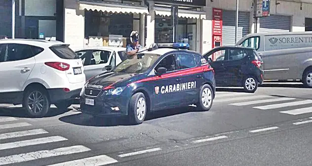 Forza tre auto in sosta, ladruncolo bloccato dai Carabinieri