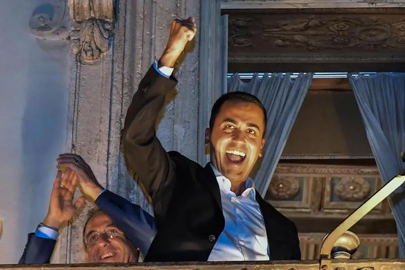 Il vicepremier Luigi Di Maio e i ministri del M5s si sono affacciati dalle finestre di palazzo Chigi per salutare il gruppo di manifestanti che stanno festeggiando davanti palazzo Chigi. \"Ce l\\'abbiamo fatta\", esultano.\\nANSA/ALESSANDRO DI MEO