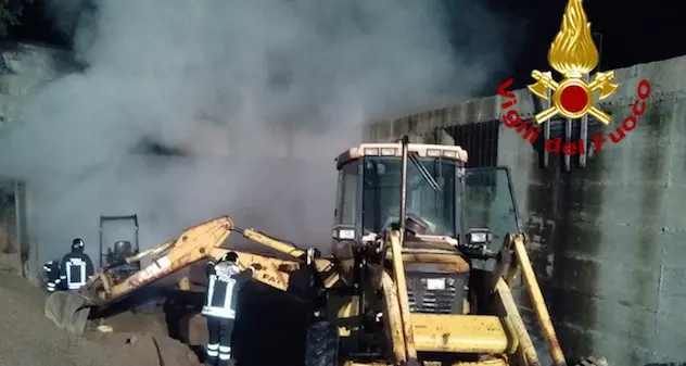 Incendio distrugge mezzi agricoli: il rogo è di origine dolosa