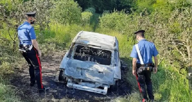 Carabinieri rinvengono auto in fiamme: all'interno un cadavere carbonizzato
