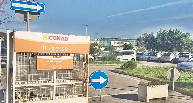 Spaccata al Conad, i rapinatori fuggono con la cassaforte