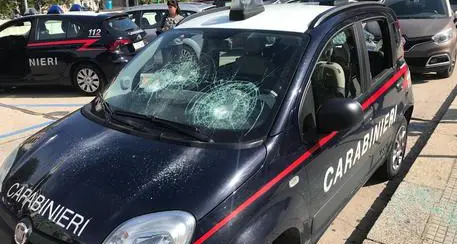 Migrante danneggia l’auto dei carabinieri