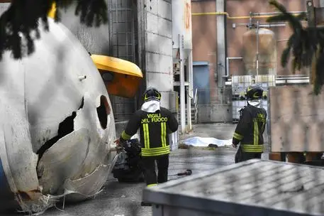 Il corpo dell\\'operaio deceduto dopo l\\'esplosione di un silos di acetilene, nell\\'ex inceneritore Iren di via Dei Gonzaga a Sesso, nella prima periferia di Reggio Emilia, 9 ottobre 2018. ANSA/ARTIOLI