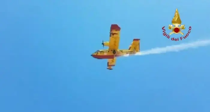 Incendio a San Basilio: 4 elicotteri e un Canadair in azione