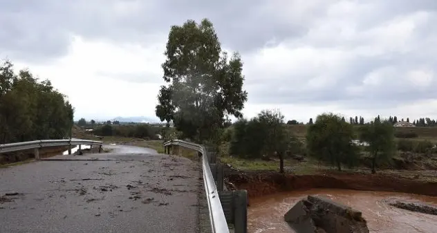 Massi in strada: chiusa la Statale 198