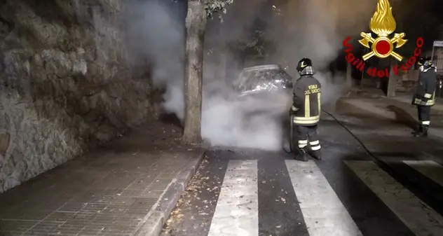 In fiamme l'auto di un dipendete delle poste