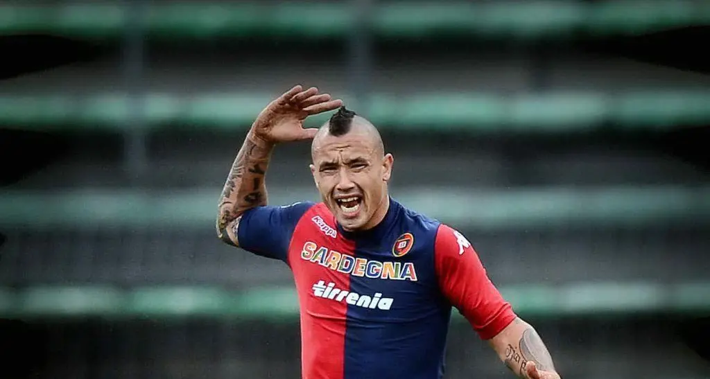 Nainggolan fa le valige. Il centrocampista firma con la Roma fino al 2018