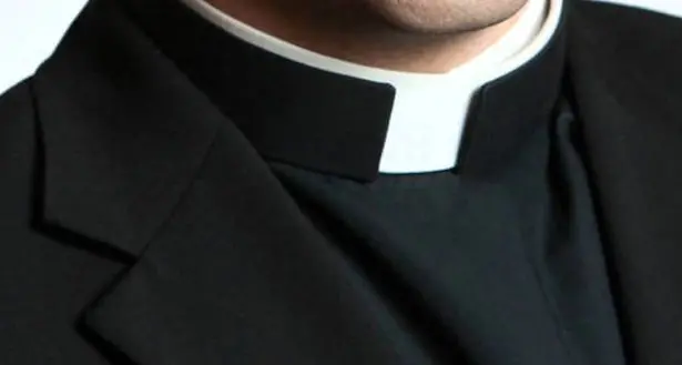 Il sacerdote sta per diventare papà