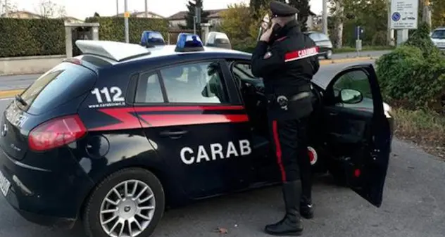 Ruba un’auto e semina il panico in centro: i Carabinieri lo arrestano