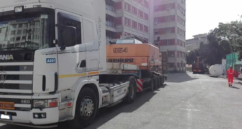 Arrivato l’escavatore per abbattere il palazzo rosso