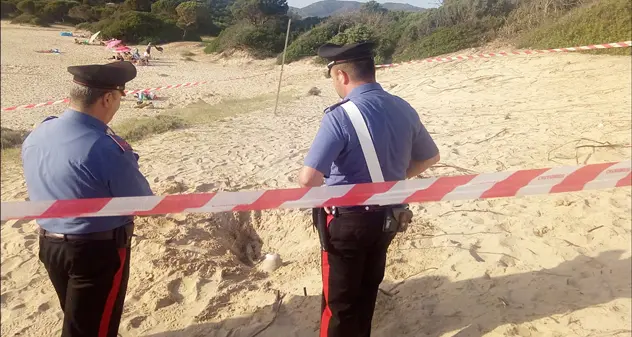 In spiaggia riaffiora uno scheletro umano, sul posto i Carabinieri