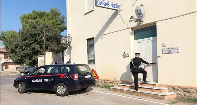 Rapinatore solitario con mazza da golf tenta il colpo al bar: arrestato