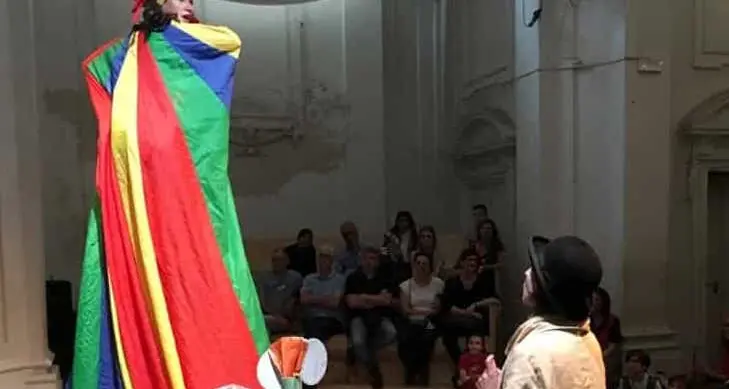 “Famiglie a Teatro”: domenica 28 ottobre “Emy Art: il piccolo mago alla scuola di arte ed emozioni”