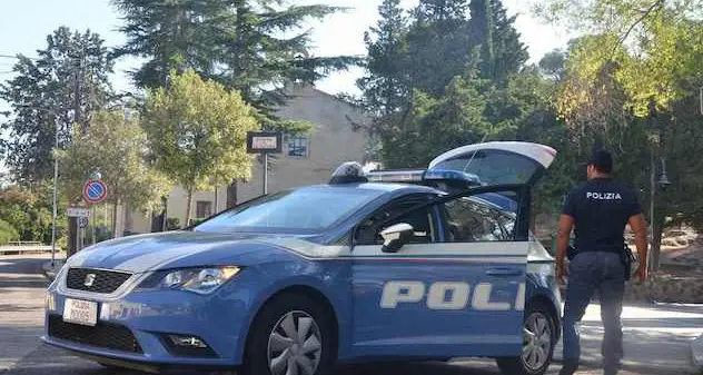 Dimentica la borsetta con lo stipendio sull'autobus: l'autista la consegna alla polizia