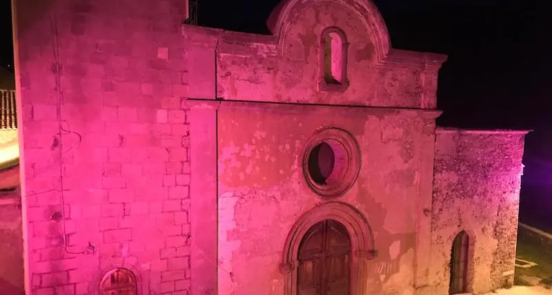 Lotta al tumore del seno, la chiesa di Desulo si tinge di rosa