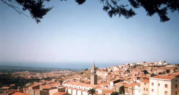 A Sennori matrimoni tra domus de Janas, auditorium e giardini