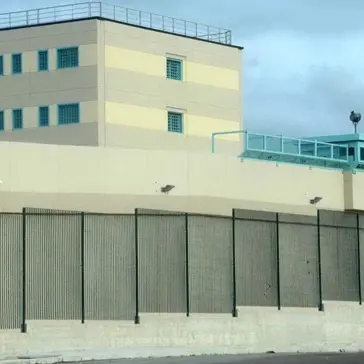 Ennesima violenza in carcere a Sassari: agente aggredito durante il controllo