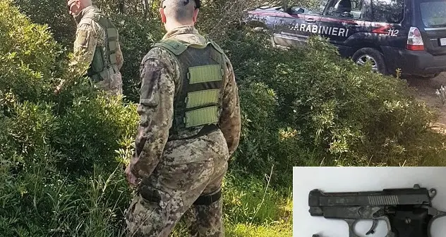 Munizioni e pistola clandestina rinvenute dai carabinieri fra la vegetazione