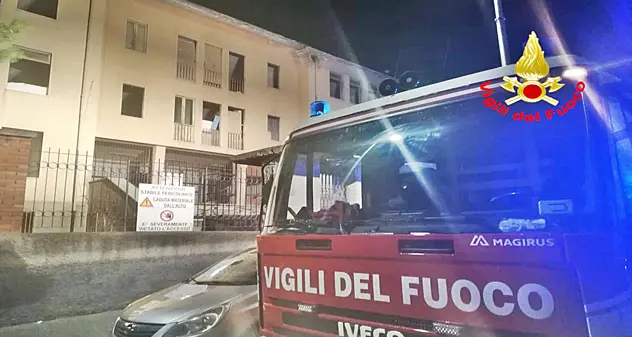 «Pronto, 115? Va a fuoco la scuola dei tossici». Paura in via Flumentepido