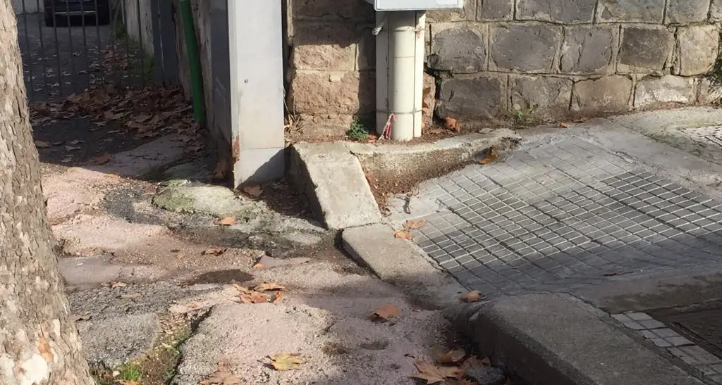 Viale Adua. Alivesi (Forza Italia): «Dopo l’asfalto, marciapiedi completamenti ignorati»