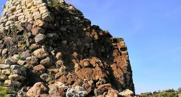 Crollo di porzioni di muratura del nuraghe Alvu di Pozzomaggiore