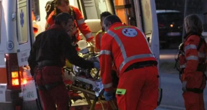 Posada. Bimba di 8 anni schiacciata dal cancello dell'abitazione, è grave