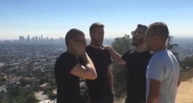 Sullo sfondo lo skyline di Los Angeles, il canto del Cuncordu Sas Bator Colonnas negli States