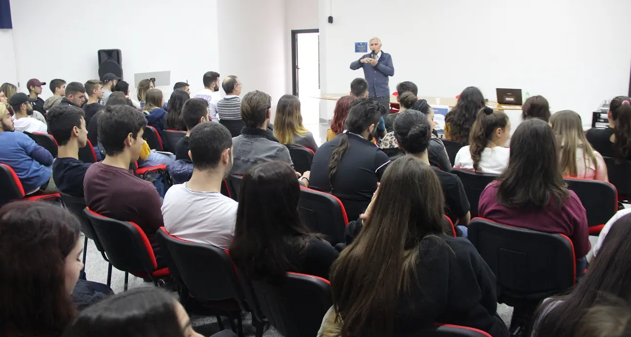 Da “Una Miniera di Cultura” il messaggio di Bachisio Bandinu: «Imparate a difendervi dagli inganni della rete»
