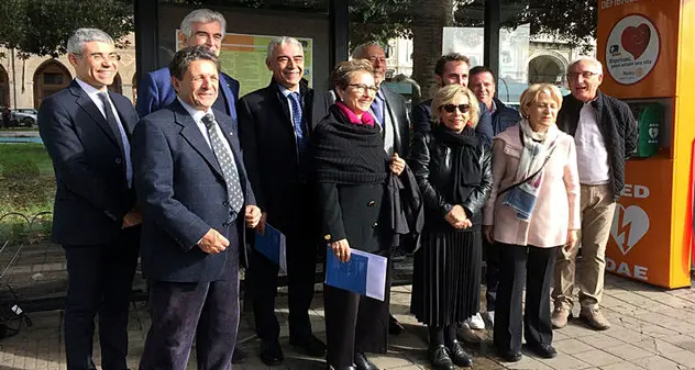 Defibrillatore al capolinea dei bus Ctm: il regalo del Rotary in piazza Matteotti